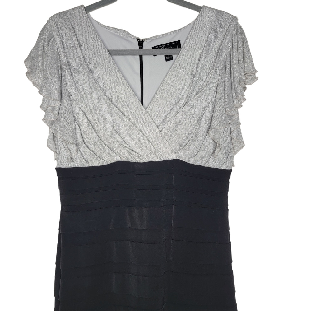 Elegant Two-Tone Dress - Picture 2 of 10